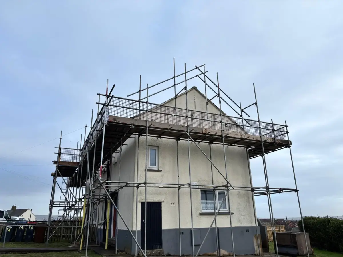 Free-standing scaffold tower for roof access on residential flat block